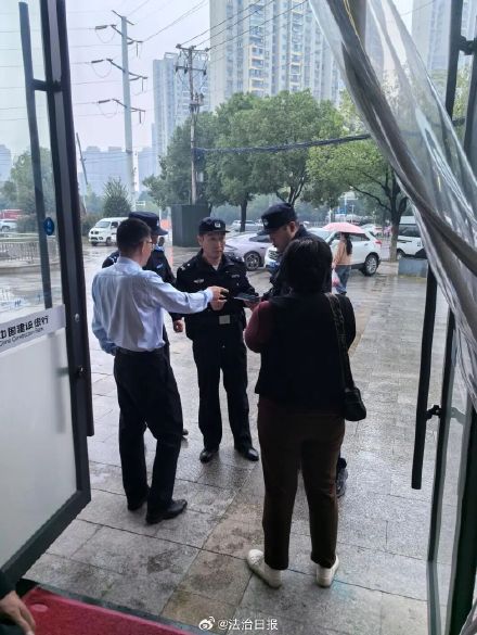 女子被骗收百万假存折 取钱时银行报警 女子被骗收百万假存折 取钱时银行报警