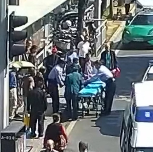 善意在街头汇聚！老人突然倒地，监控拍下这样一幕......
