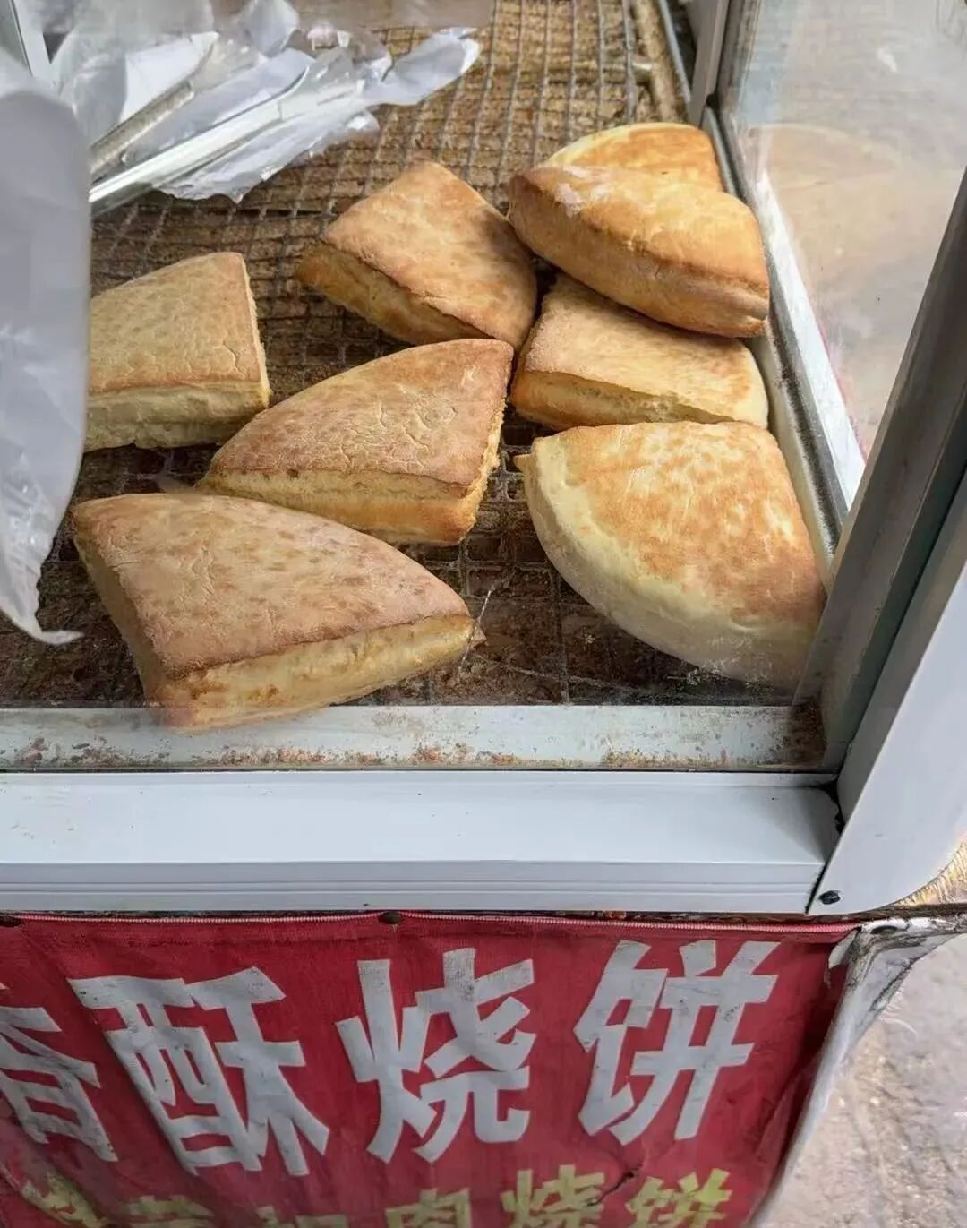 河南县城小店“炕厚馍”走红，网友称“鲁山恰巴塔”，店家：火的时候五点多就有人排队