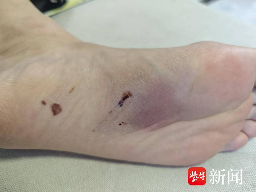 常州“00后”辅警10米高桥跳下河救人，赤裸上身光脚一瘸一拐走回派出所让人心疼