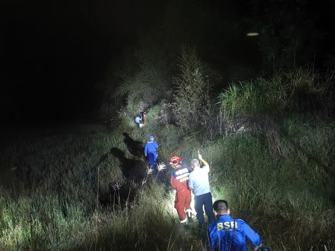 昼夜搜救16小时,80岁老人平安回家 昼夜搜救16小时,80岁老人平安回家