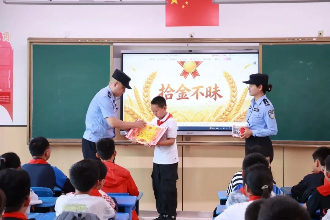 小学生共享单车上捡到2万元现金，这波操作给满分！