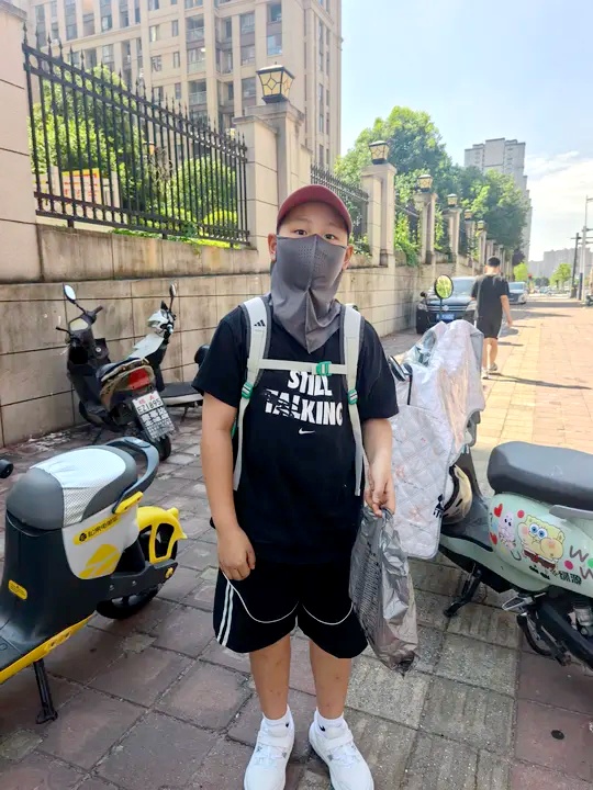 小学生共享单车上捡到2万元现金，这波操作给满分！