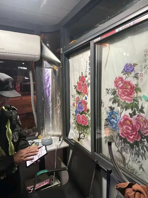 用旧笔和废弃餐盘画牡丹，日照又一大爷火了！“能拿得动笔，我就会一直画”