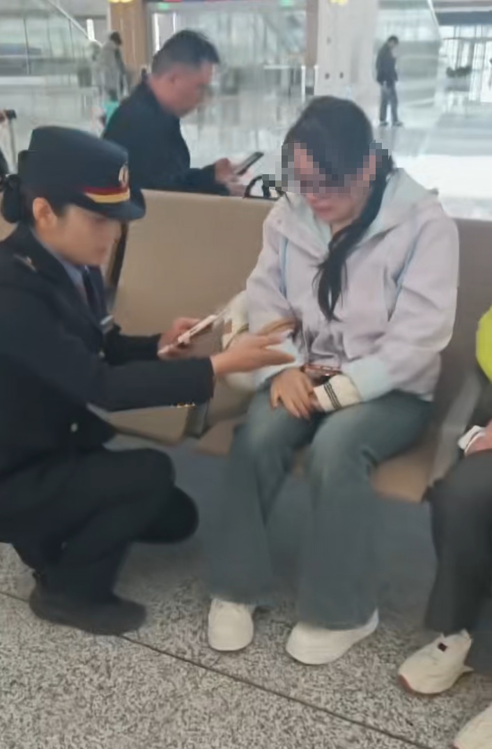 女孩母亲去世，在西安东站伤心痛哭，工作人员一个举动“暖哭了”！