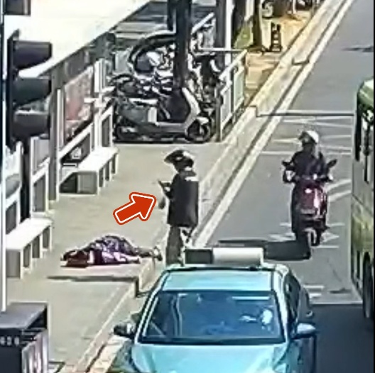 善意在街头汇聚！老人突然倒地，监控拍下这样一幕......