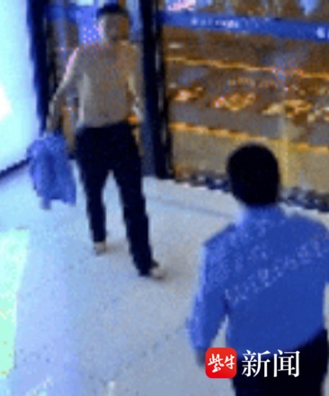 常州“00后”辅警10米高桥跳下河救人，赤裸上身光脚一瘸一拐走回派出所让人心疼