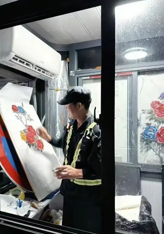 用旧笔和废弃餐盘画牡丹，日照又一大爷火了！“能拿得动笔，我就会一直画”