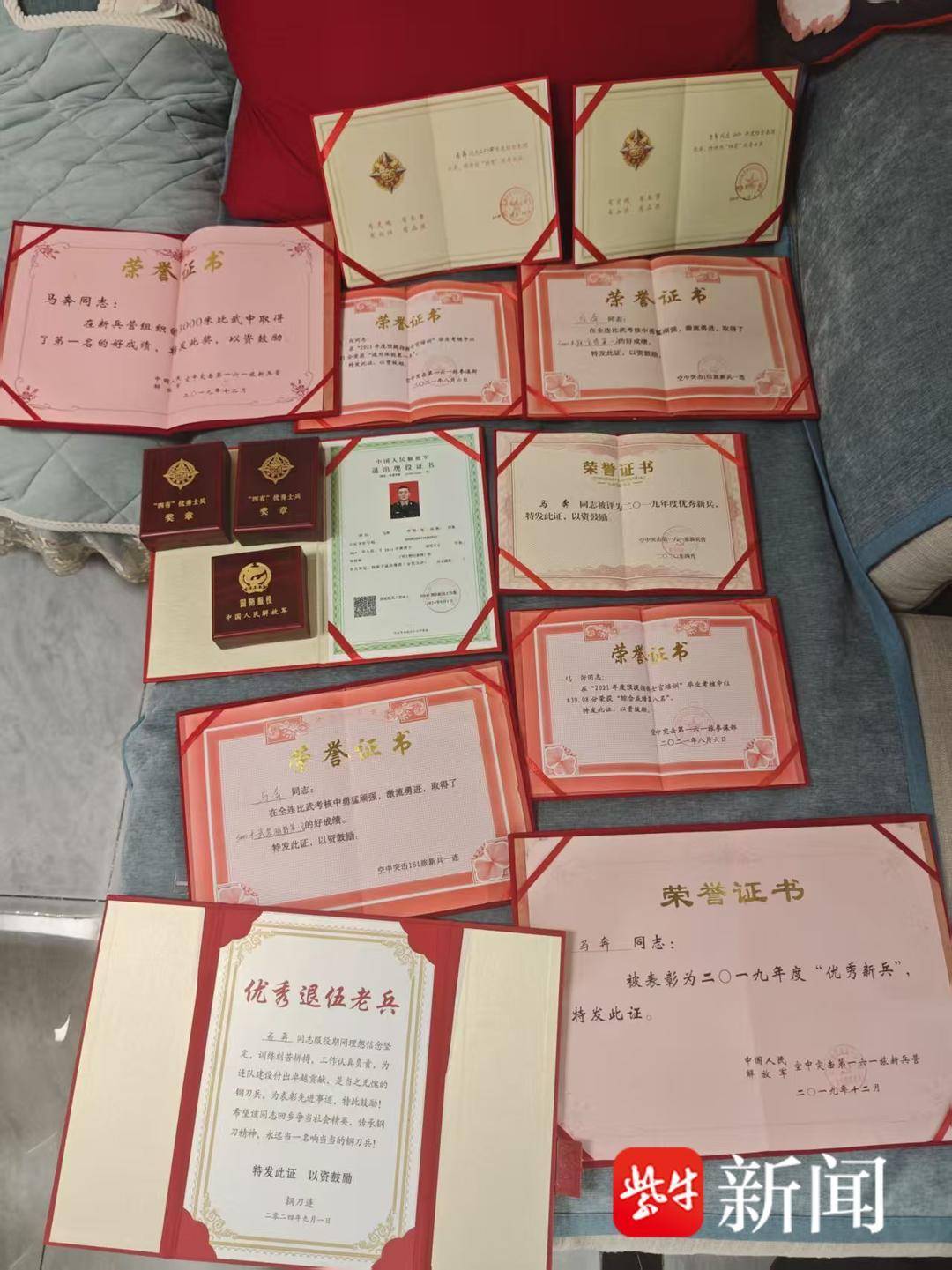 常州“00后”辅警10米高桥跳下河救人，赤裸上身光脚一瘸一拐走回派出所让人心疼