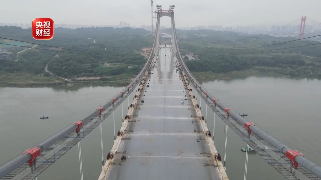 世界在建最大跨径公轨两用悬索桥黄桷沱长江大桥主桥合龙
