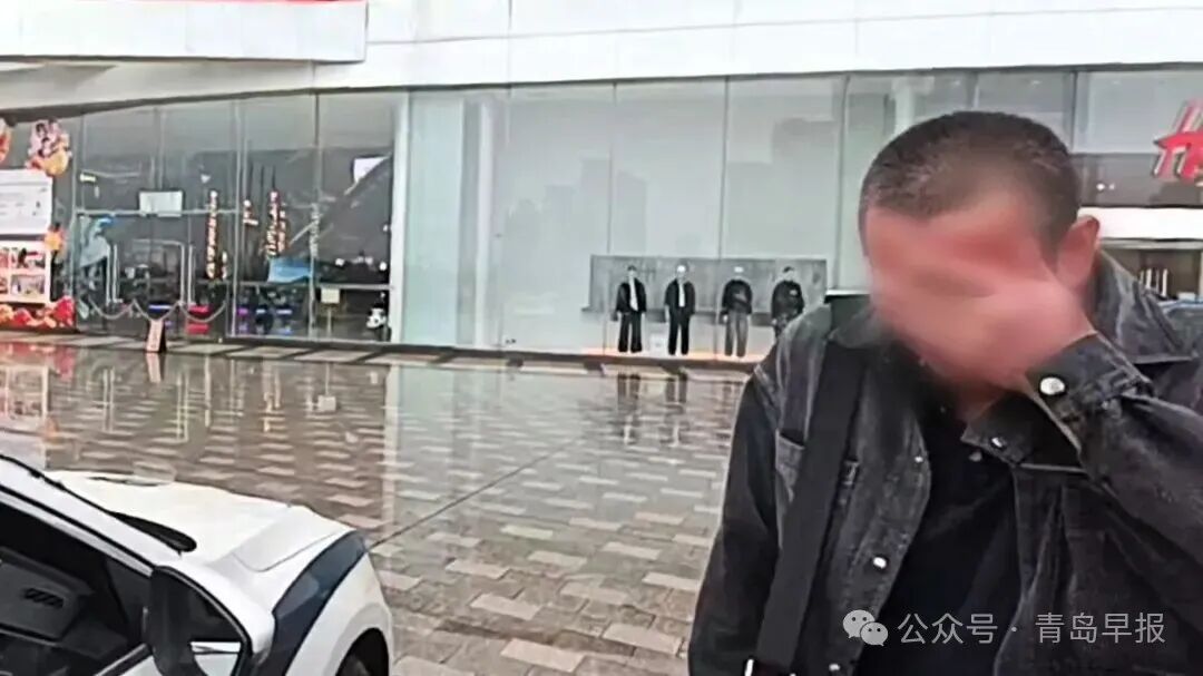 男子在警察面前痛哭，称被人割包盗走65000元，5个小时后反转了