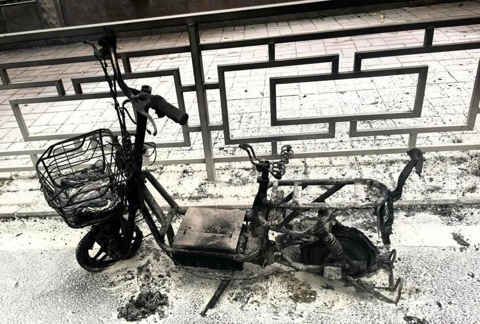 广东街头惊魂瞬间！骑车到半路，屁股底下突然火了！