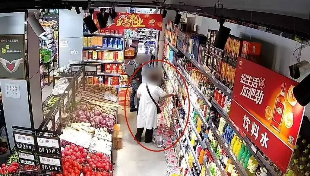 湖北一女子买菜顺手偷药酒，偷了104次 民警逐笔核对流水：价值8000余元，已刑拘
