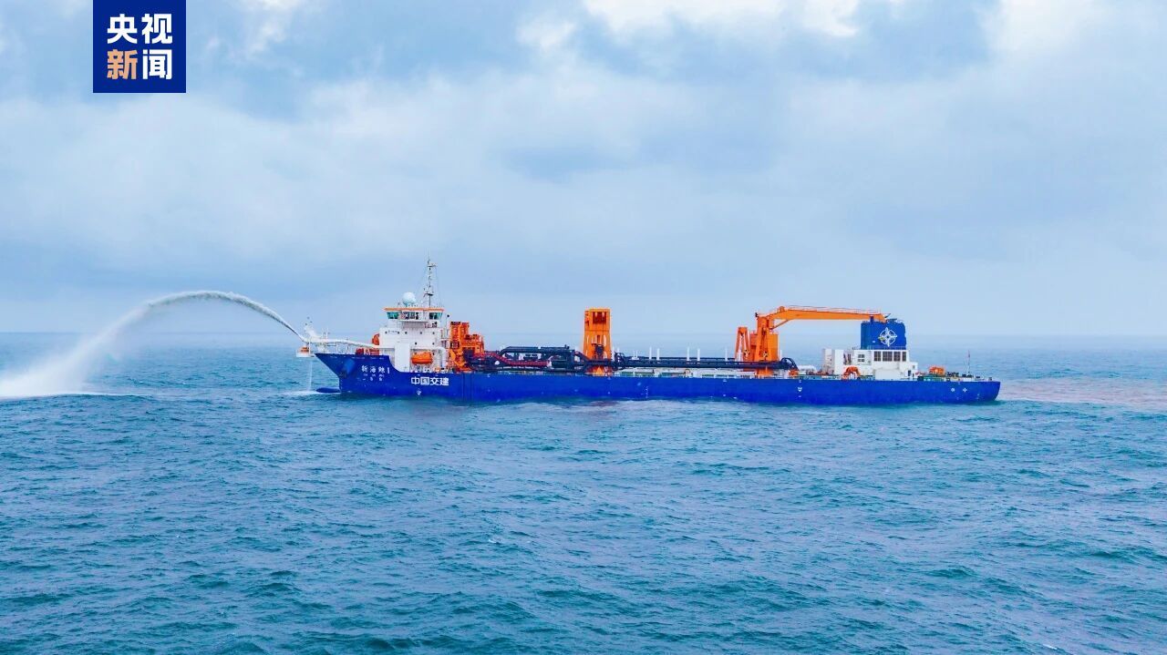 国内首艘分布式特大型耙吸挖泥船“新海鲸1”轮交付