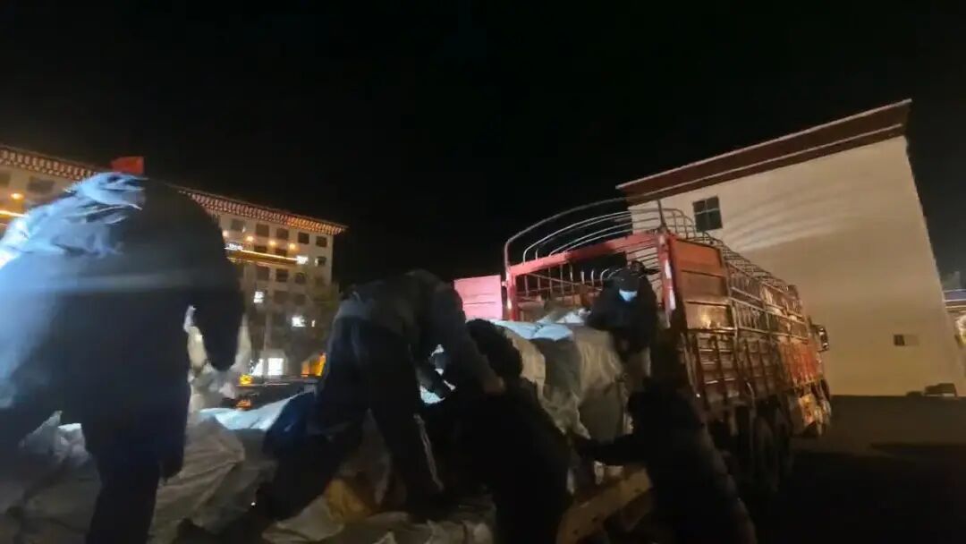 西藏那曲巴青震后首夜:医疗专家连夜驰援,救灾物资陆续运抵 西藏那曲巴青震后首夜:医疗专家连夜驰援,救灾物资陆续运抵
