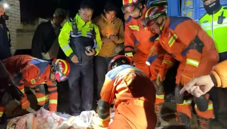 西藏那曲巴青震后首夜:医疗专家连夜驰援,救灾物资陆续运抵 西藏那曲巴青震后首夜:医疗专家连夜驰援,救灾物资陆续运抵