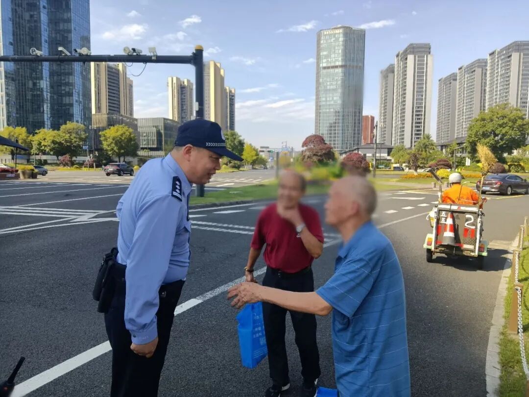 杭州老哥俩相约看戏，一个85岁，一个84岁，在活了一辈子的地方坐公交迷了路......