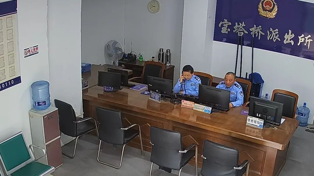 “别动别动！手给我！”南京一八旬老人不慎跌落窗外，他们出手了！