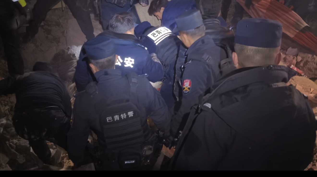 西藏巴青发生7.0级地震 300余名公安警力紧急赶赴一线抢险救援 西藏巴青发生7.0级地震 300余名公安警力紧急赶赴一线抢险救援