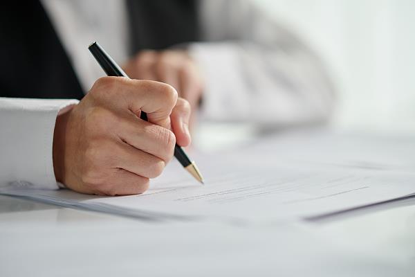 留学项目完成学业却难获认证 责任谁来担？法院这样判