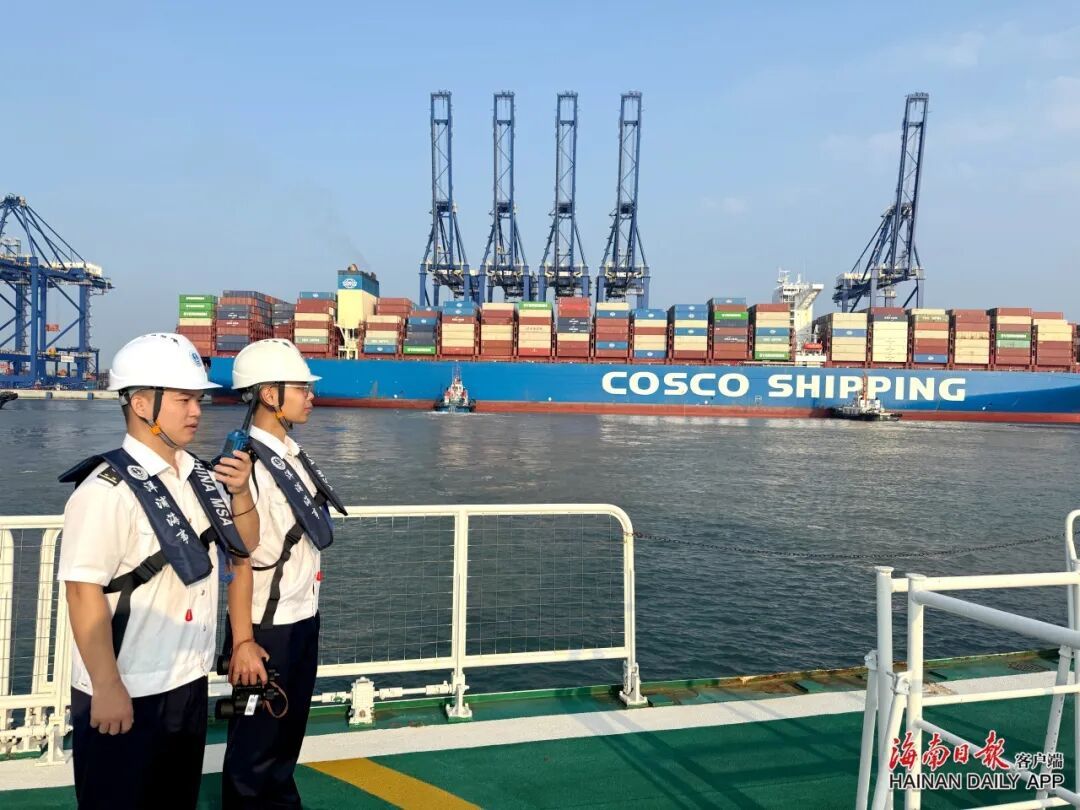 近400米长“巨无霸”靠泊洋浦港！海南迎来迄今最大集装箱船