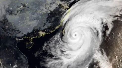 上海进入临战状态！傍晚起至周六，暴雨大暴雨来袭！“蔷琵”周日上午越过上海同纬度，带来风雨潮叠加影响，尚不排除擦过浙江沿海可能