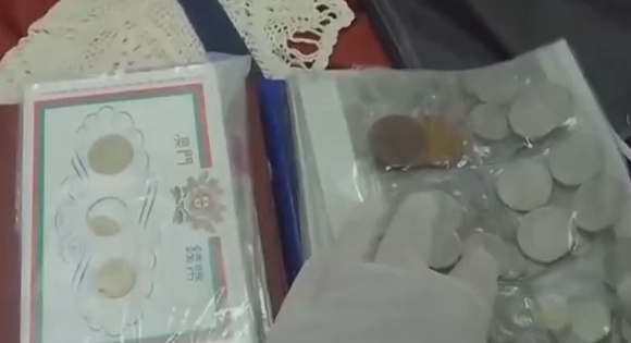 夫妻携242枚商周至民国时期钱币出国，想送给定居国外的子女，被海关查扣