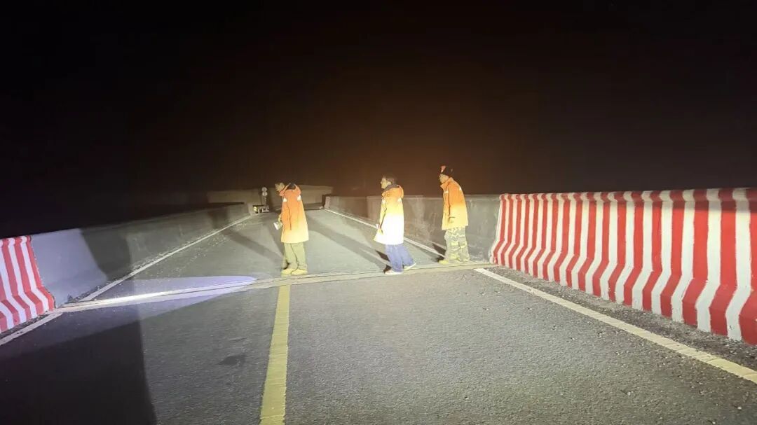 西藏那曲巴青震后首夜:医疗专家连夜驰援,救灾物资陆续运抵 西藏那曲巴青震后首夜:医疗专家连夜驰援,救灾物资陆续运抵