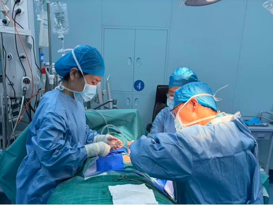 37岁女子洗澡时摸到一蚕豆大小疙瘩，竟是早期乳腺癌！医院建议全乳切除，后来……