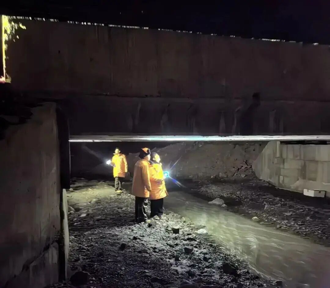 西藏那曲巴青发生7.0级地震，监控画面实拍惊险一刻：现场剧烈摇晃，超市物品掉落在地，民众跑到户外避险；各方救援力量正全力开展工作