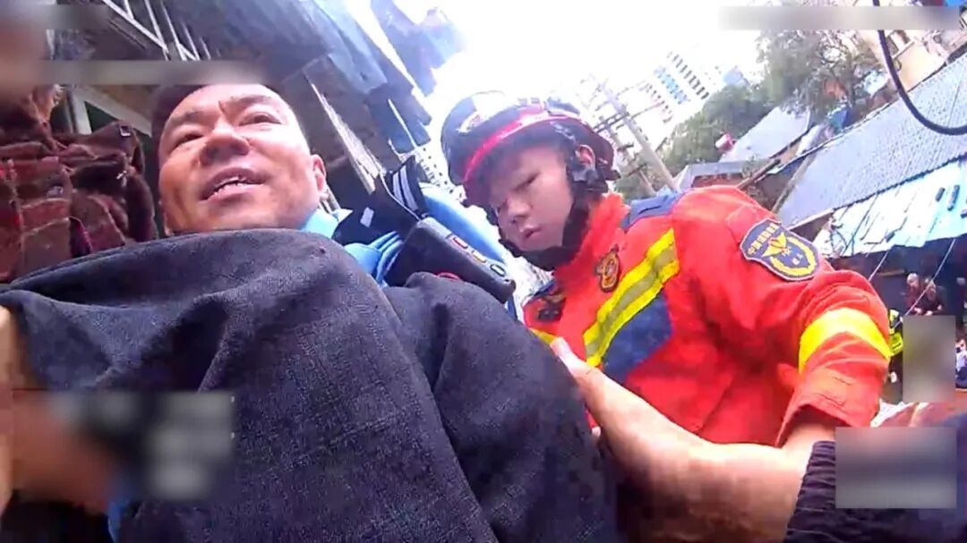 “别动别动！手给我！”南京一八旬老人不慎跌落窗外，他们出手了！