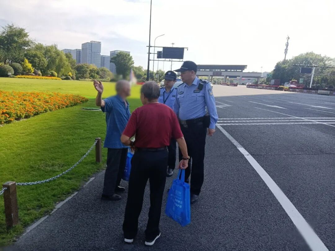 杭州老哥俩相约看戏，一个85岁，一个84岁，在活了一辈子的地方坐公交迷了路......