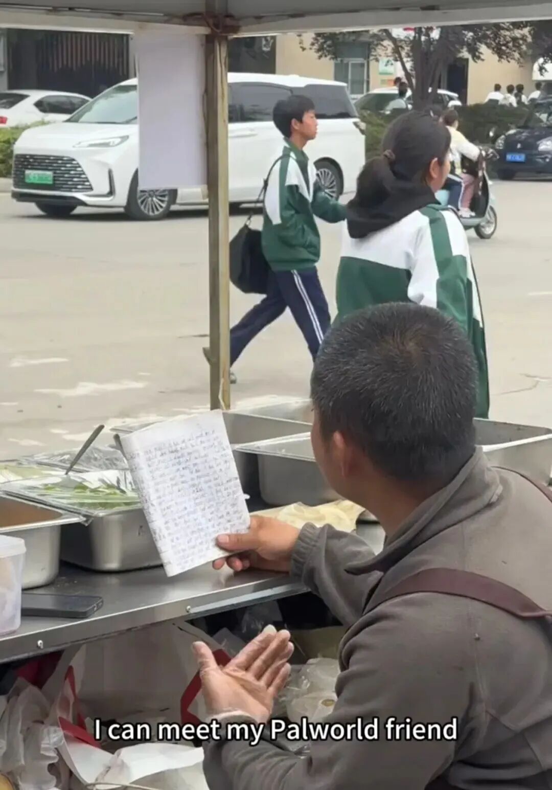 陕西43岁摊主摆摊间隙自学英语，初中没毕业，爱和外国人、学生练口语！
