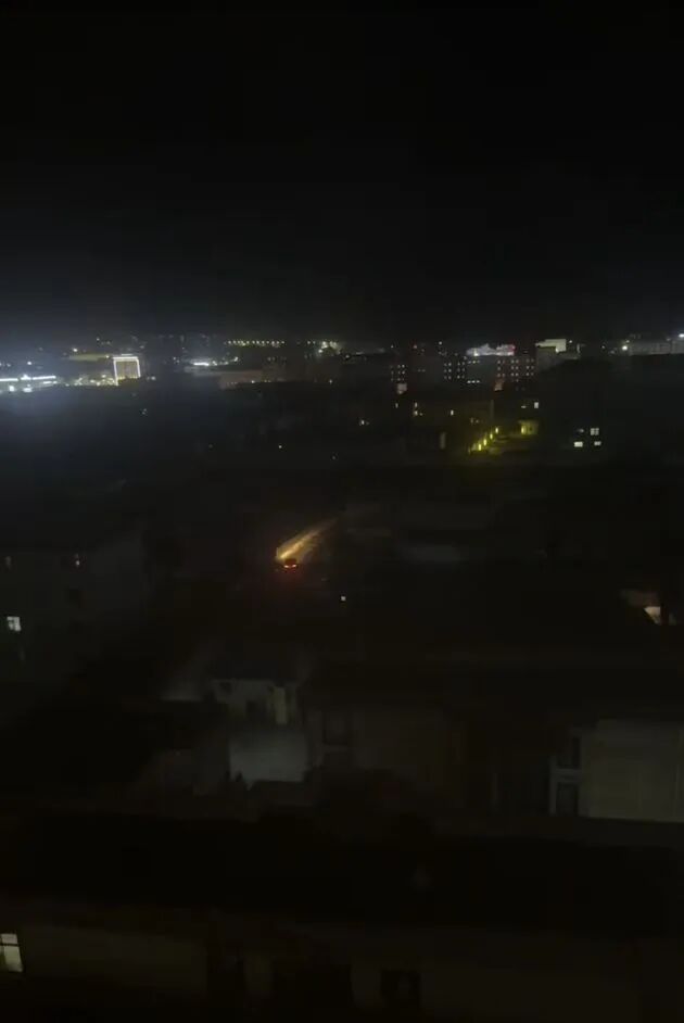 西藏那曲市巴青县发生7.0级地震，酒店工作人员讲述经历：突然感受到剧烈晃动，叫醒5名同事一起跑下楼避险，酒店大堂里站满了人