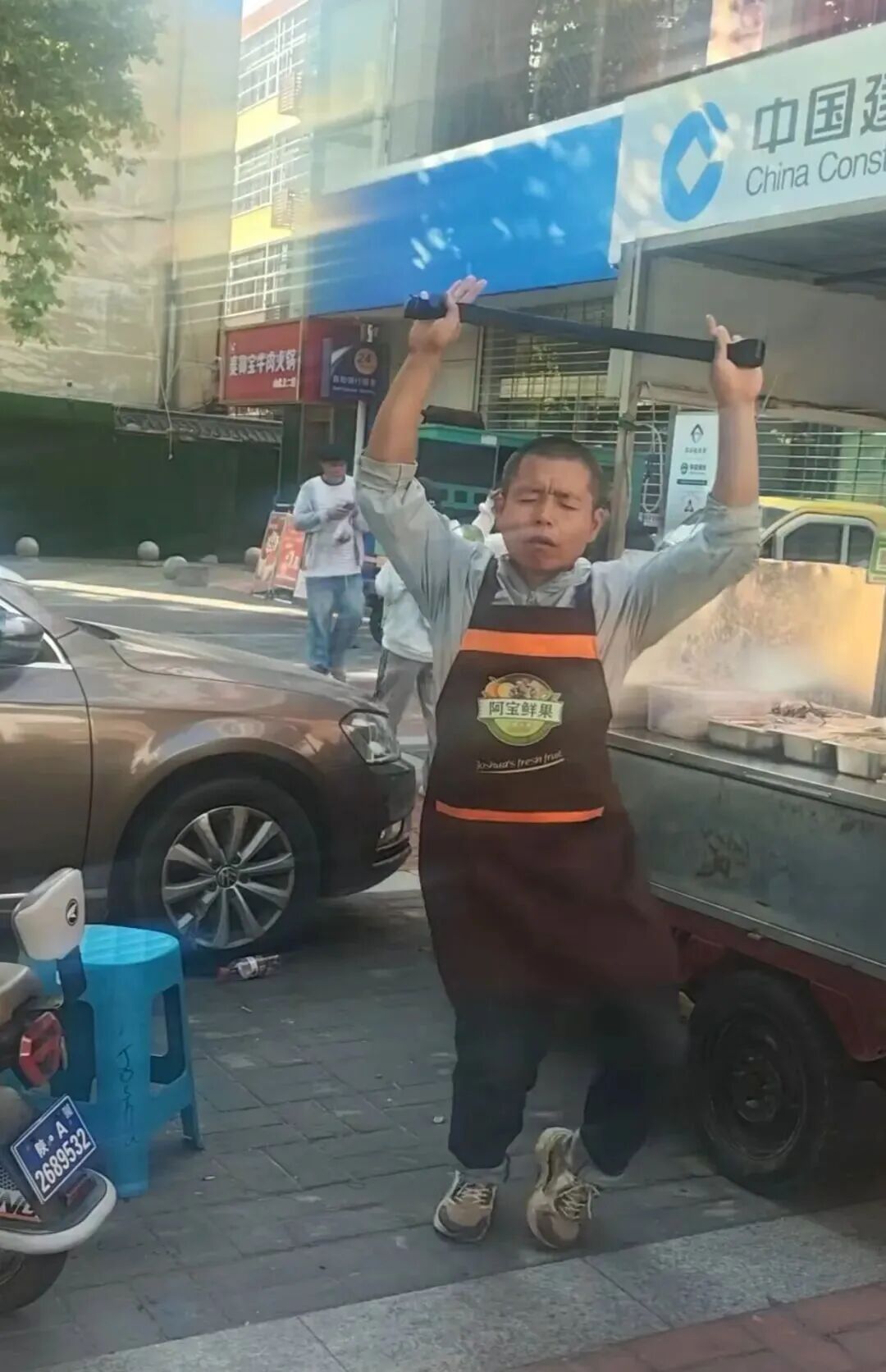 陕西43岁摊主摆摊间隙自学英语，初中没毕业，爱和外国人、学生练口语！