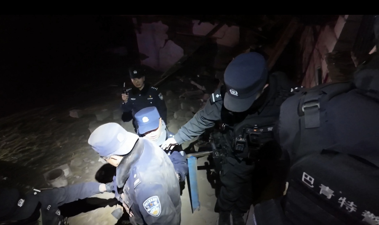 西藏巴青发生7.0级地震 300余名公安警力紧急赶赴一线抢险救援 西藏巴青发生7.0级地震 300余名公安警力紧急赶赴一线抢险救援