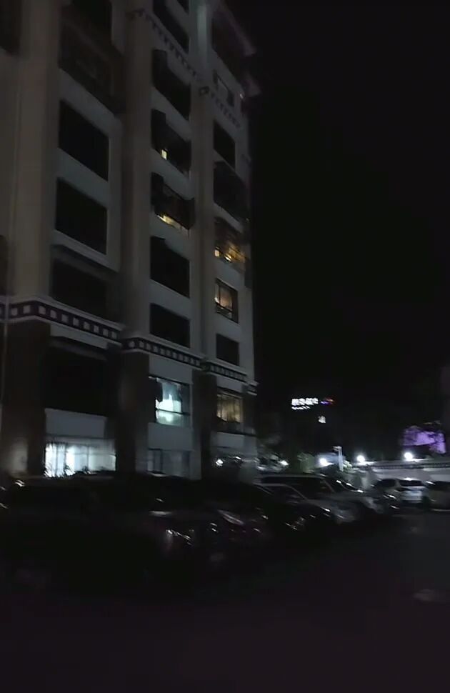 西藏那曲市巴青县发生7.0级地震，酒店工作人员讲述经历：突然感受到剧烈晃动，叫醒5名同事一起跑下楼避险，酒店大堂里站满了人