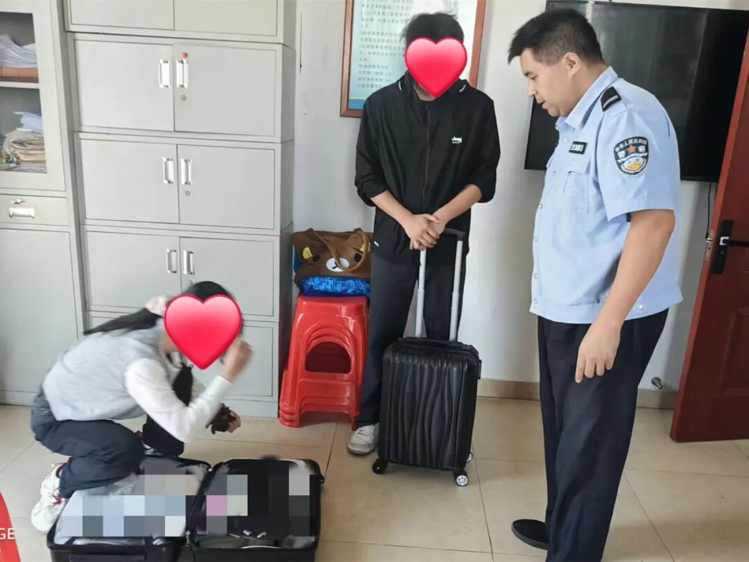 女士乘公交车拿错行李箱，里面装有亲友礼物，焦急求助，民警用半天时间顺利找回