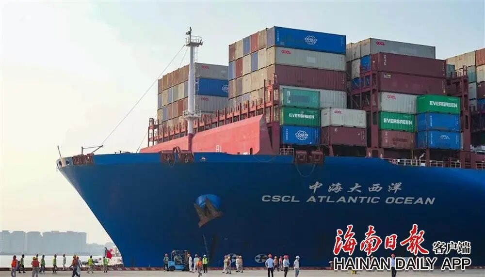 近400米长“巨无霸”靠泊洋浦港！海南迎来迄今最大集装箱船