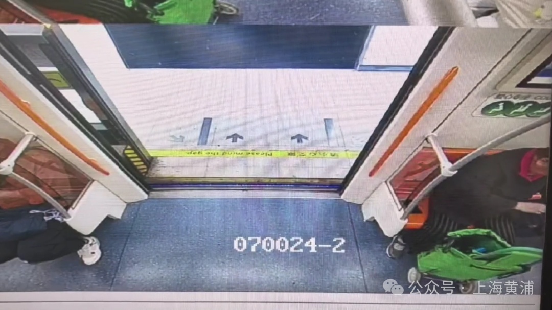 上海地铁这一幕太暖:阿婆弄丢4400元看病钱手足无措,民警垫付费用又帮追回 上海地铁这一幕太暖:阿婆弄丢4400元看病钱手足无措,民警垫付费用又帮追回