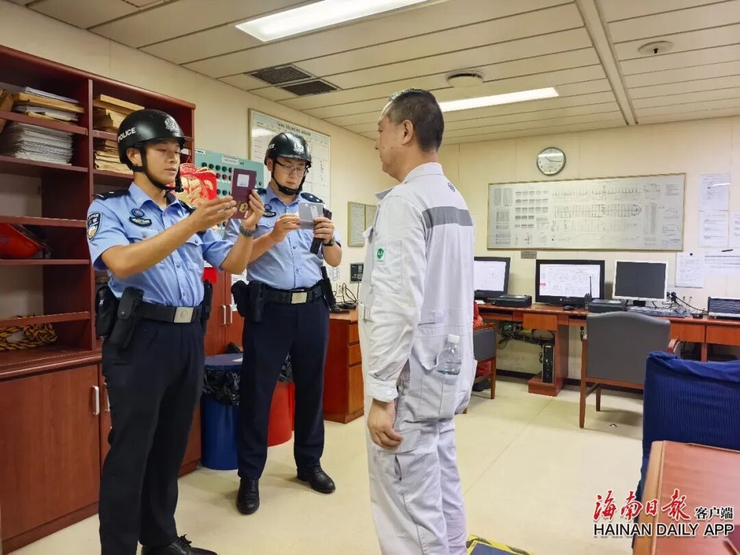 近400米长“巨无霸”靠泊洋浦港！海南迎来迄今最大集装箱船