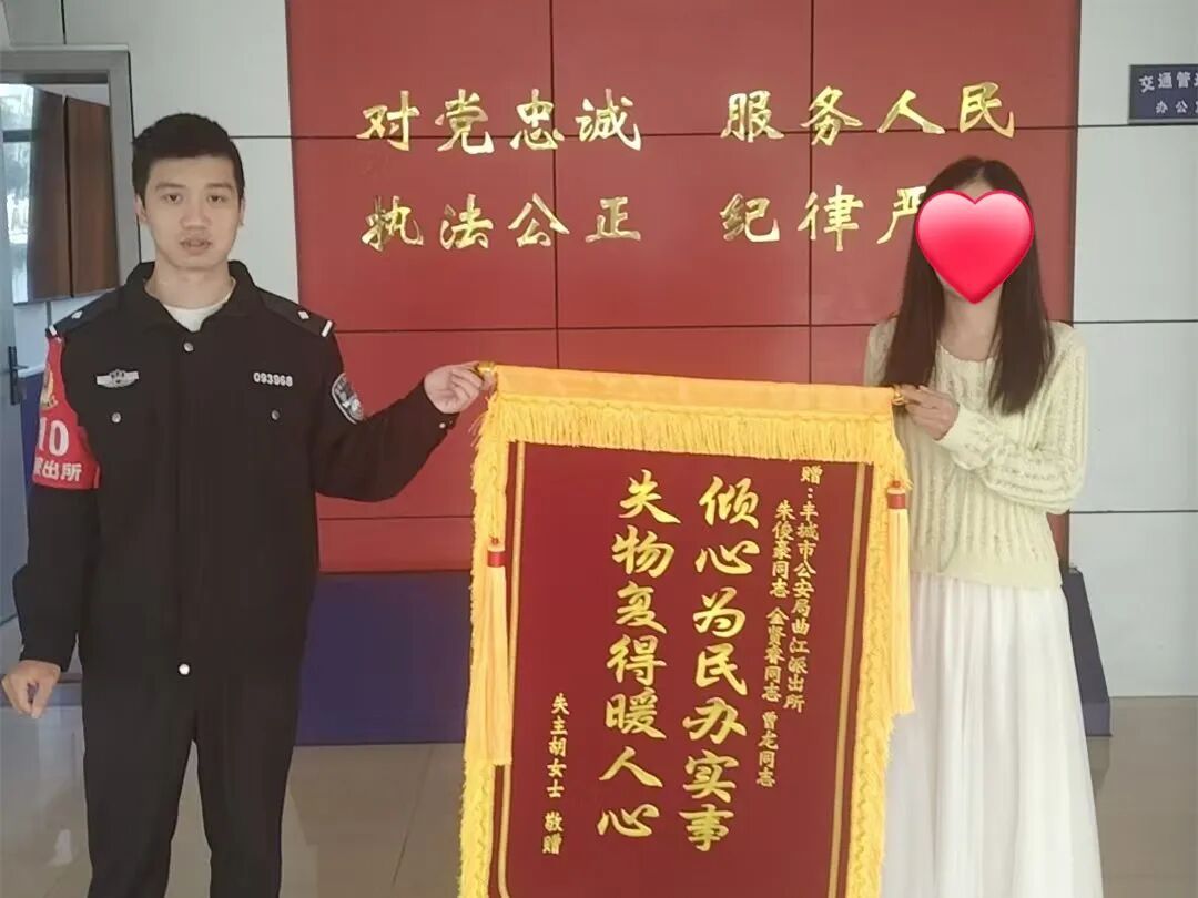 女士乘公交车拿错行李箱，里面装有亲友礼物，焦急求助，民警用半天时间顺利找回