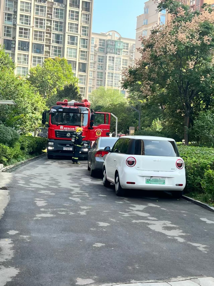 私家车占用消防车通道,小区物业和涉事车主被处罚 私家车占用消防车通道,小区物业和涉事车主被处罚