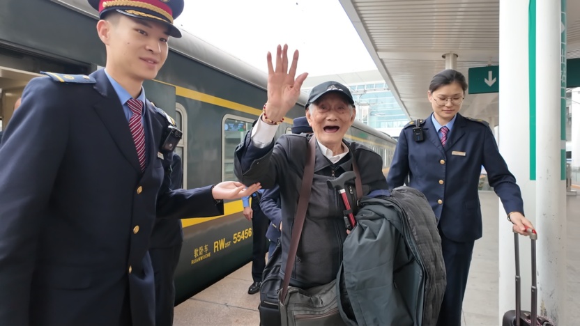 全网牵挂的谭爷爷回到江苏无锡了，“拉萨非常美，心情真的好，玩得很痛快”