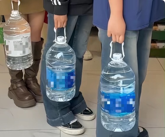 年轻人开始流行“喝大水” 极简养生的背后怎么喝才更健康? 年轻人开始流行“喝大水” 极简养生的背后怎么喝才更健康?