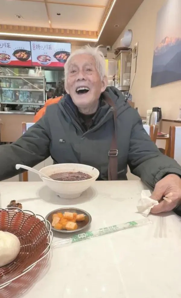 谭爷爷独自进藏值得点赞,尤需思考如何让更多老人放心出行 谭爷爷独自进藏值得点赞,尤需思考如何让更多老人放心出行