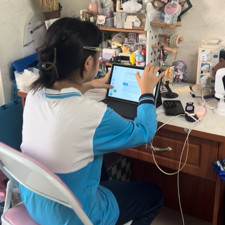 13岁“小孩姐”现身广交会，曾用英语帮妈妈拿下10万元订单，网友：别人家的孩子
