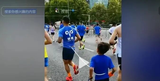 郑州马拉松一男子用绳子牵拉9岁儿童参赛，被取消成绩并禁赛3年！医生提醒：儿童跑马拉松有多重风险