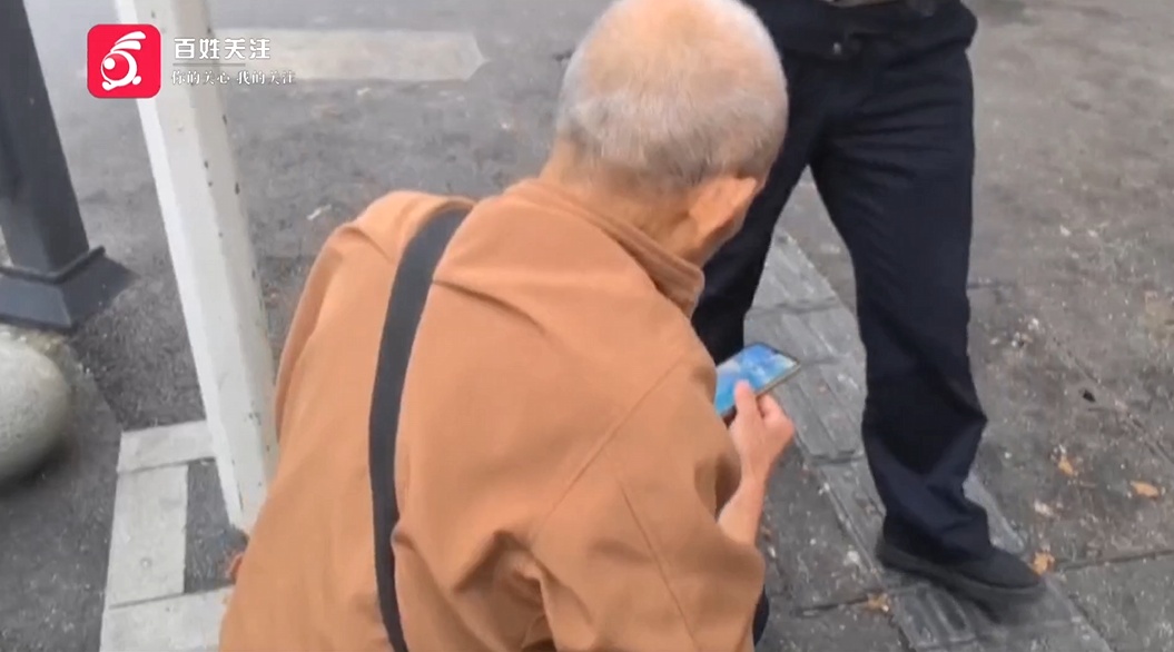 暖心!贵阳街头一老人突然摔倒趴地不起,执勤民警和热心路人合力扶起并陪护 暖心!贵阳街头一老人突然摔倒趴地不起,执勤民警和热心路人合力扶起并陪护