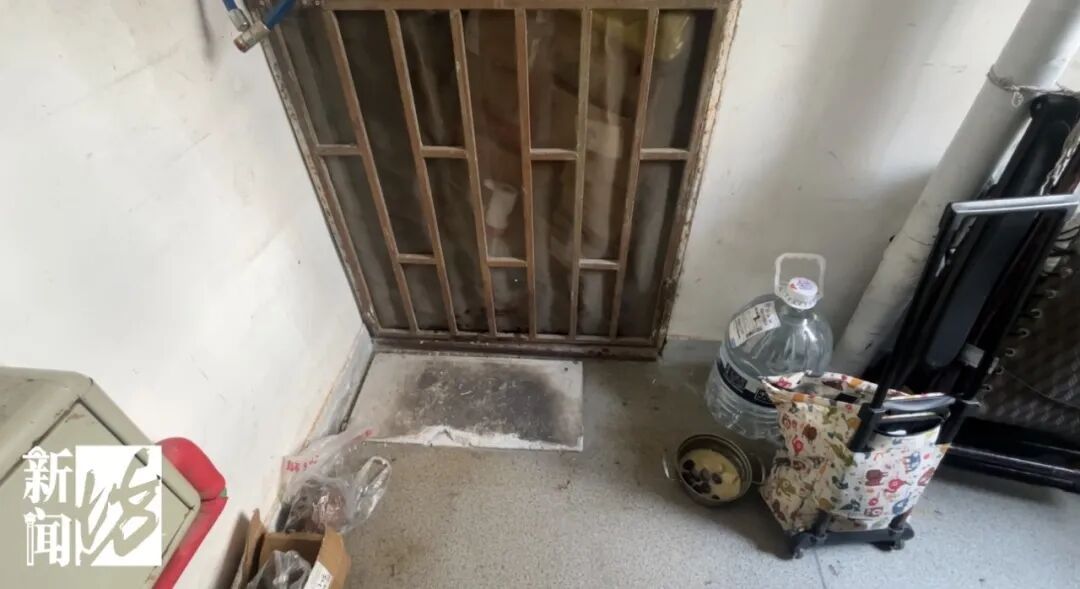 90岁老人被赶出家门外近1年,吃喝拉撒全在楼道!多方介入处置 90岁老人被赶出家门外近1年,吃喝拉撒全在楼道!多方介入处置